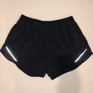 SIZE 10 4IN BLACK LULULEMON HOTTY HOT